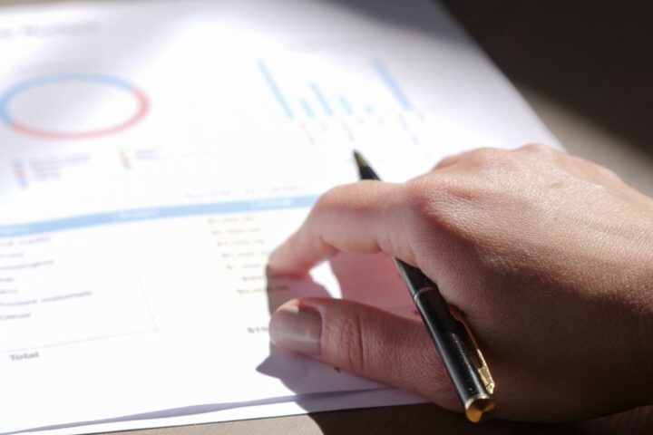 Bàn tay ghi chú trên bản in biểu đồ dòng tiền